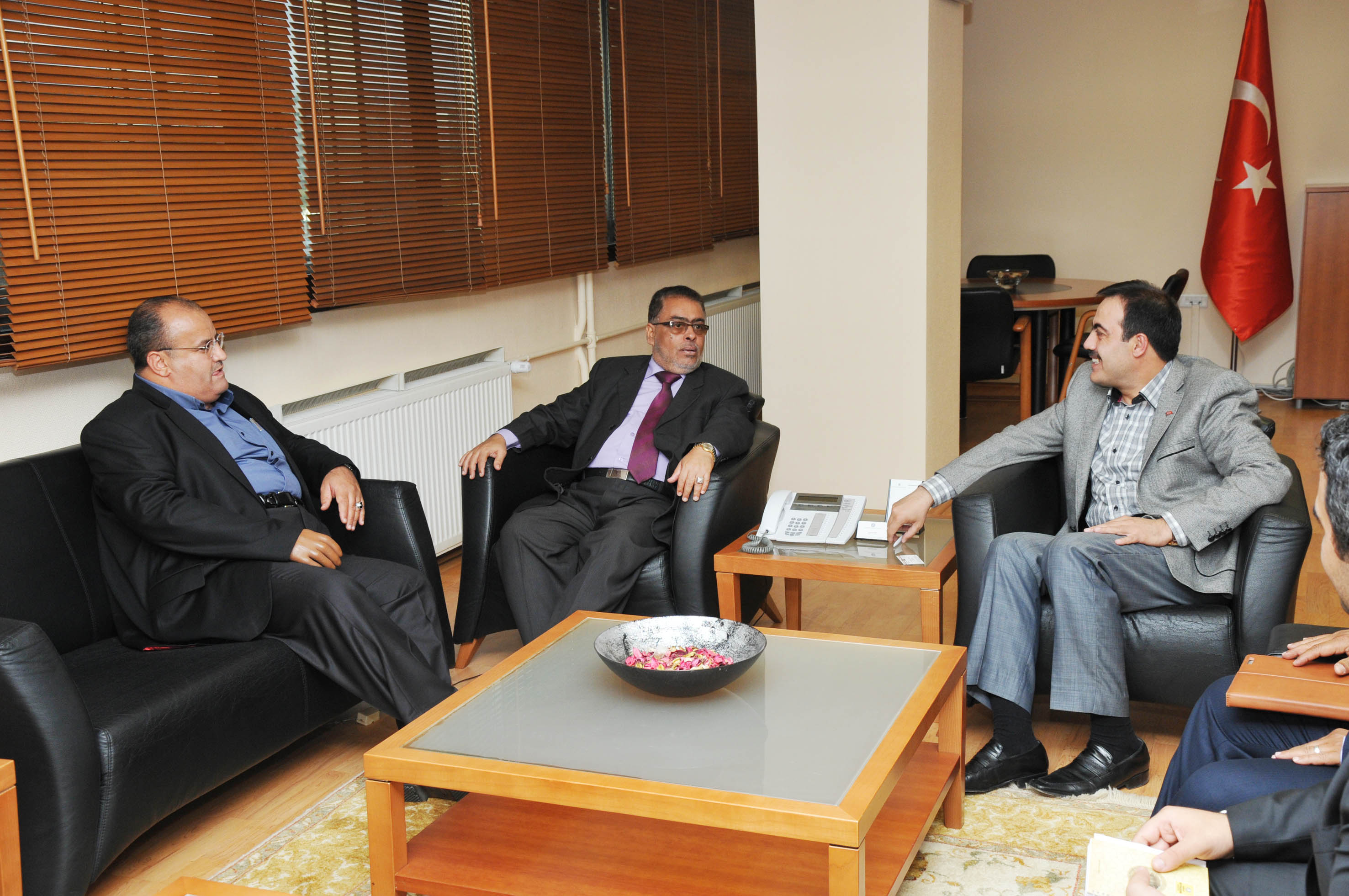 yemen’in-aden-valisi-vahid-ali-resid,-kto-baskani-selcuk-ozturk’u-ziyaret-etti.--001.JPG