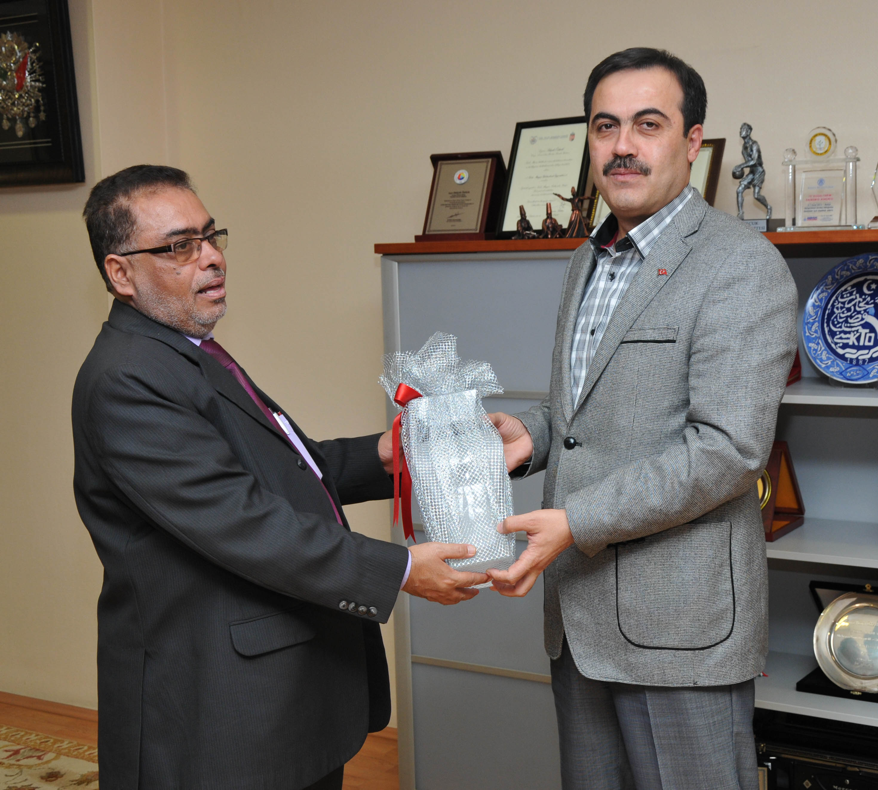 yemen’in-aden-valisi-vahid-ali-resid,-kto-baskani-selcuk-ozturk’u-ziyaret-etti.-.JPG